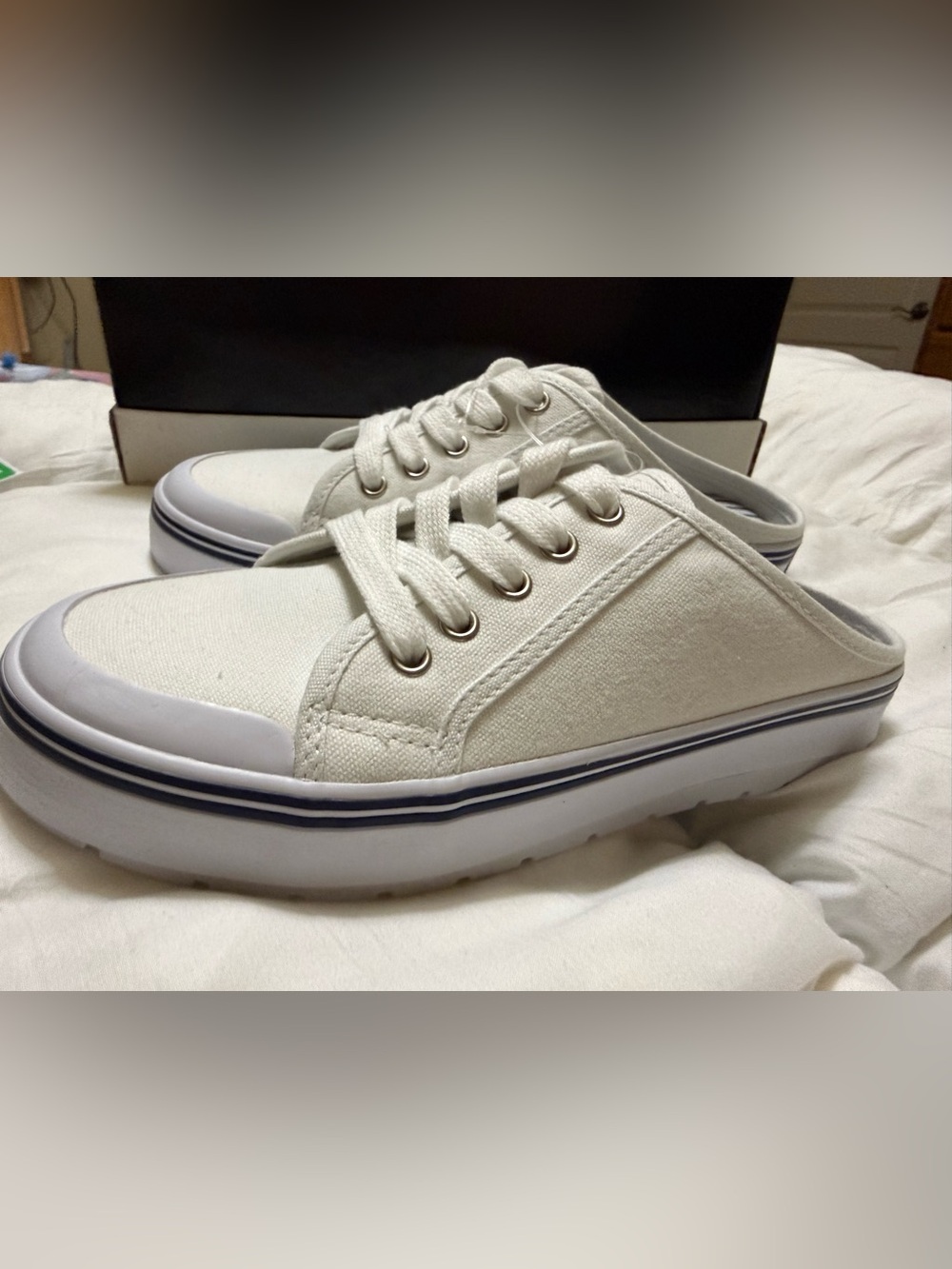 New Liz claiborne white canvas “whisper” slip on shoes. Size 7M
